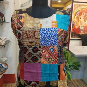 Casual wear short kurti suitable for all ages. Matches with pants, jeans, casual skirts. Without sleeves.